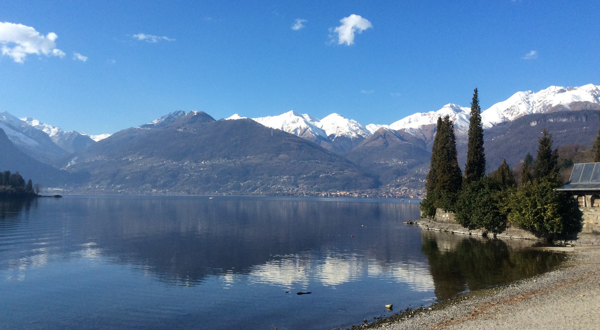 Effetto specchio sul lago 