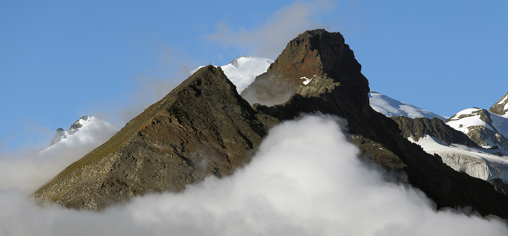 Egginer 3366m und Mittaghorn 3143m hoch über SaasFee im Wallis