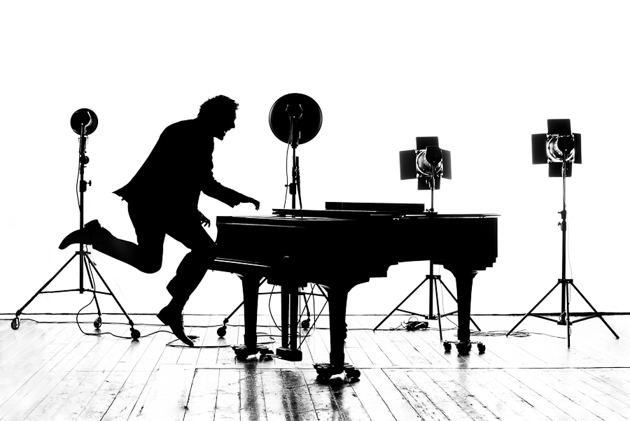 EGIMAGE_The flying pianist