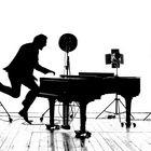 EGIMAGE_The flying pianist