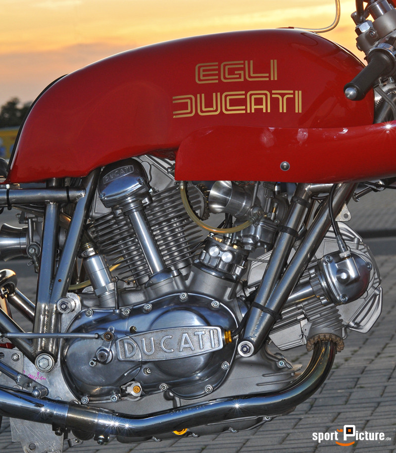 Egli-Ducati im Sonnenuntergang