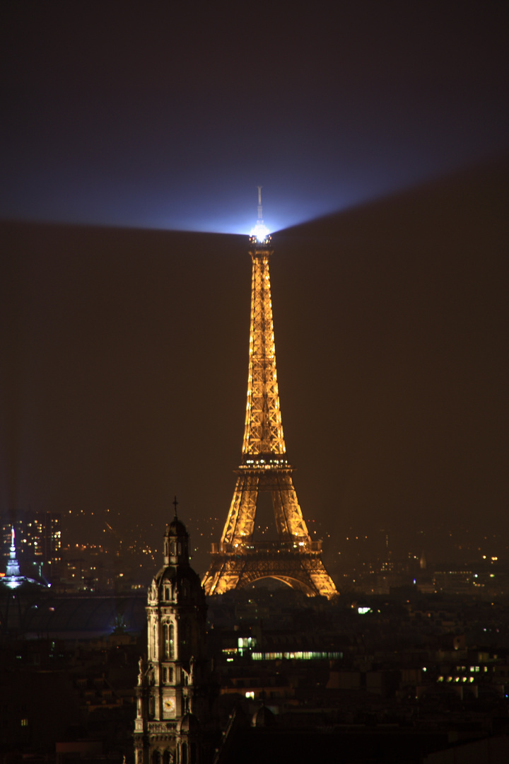 Eglise de la Trinité devant la Tour Eiffel