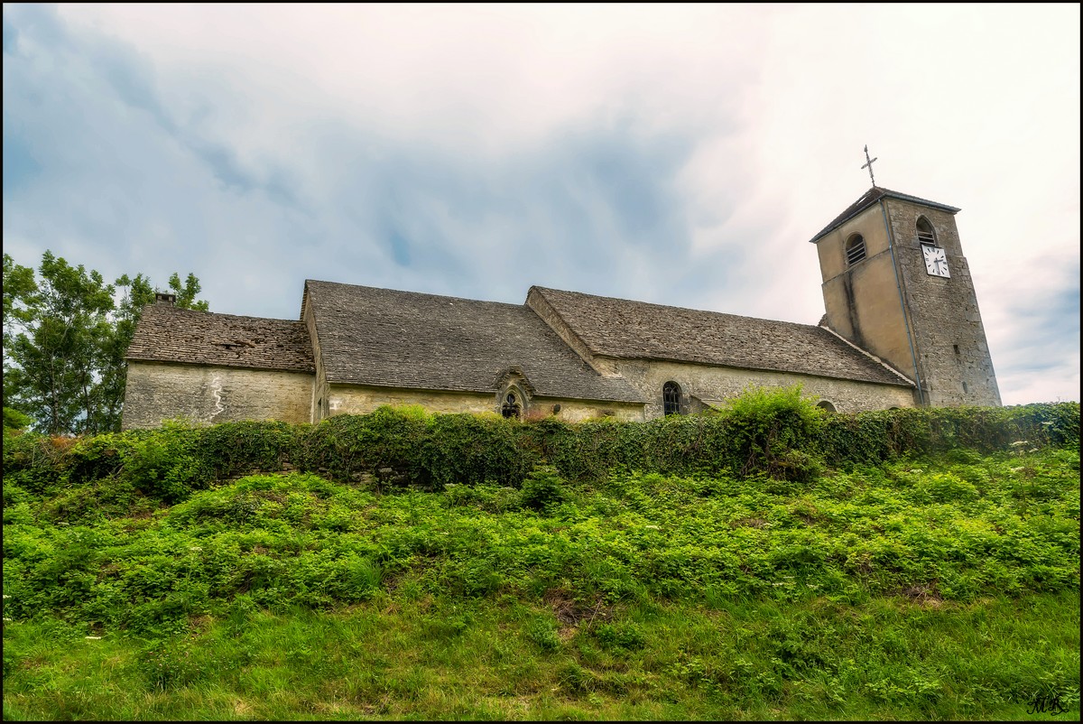 Eglise de Saint-André dans le petit village de Mirebel dans le Jura