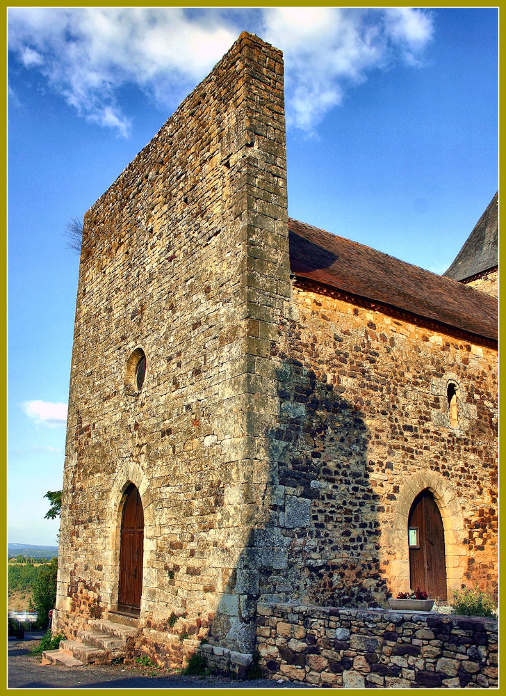 EGLISE DE STYLE MEDIEVAL  ( DORDOGNE )