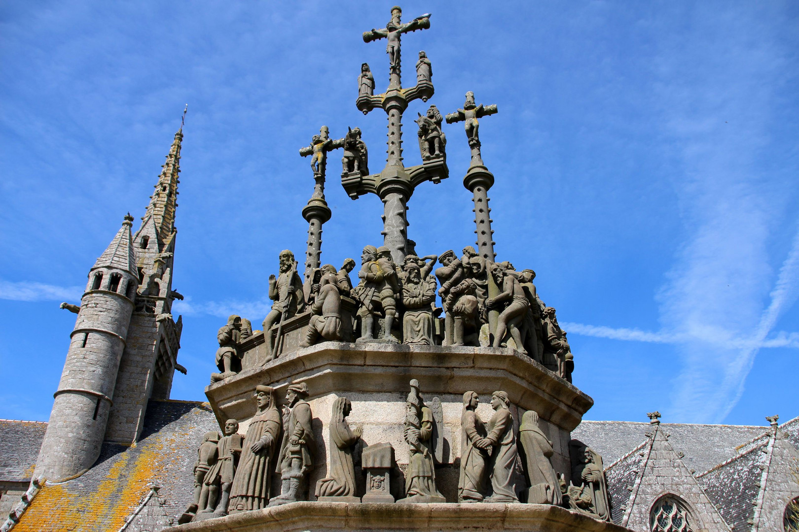 Eglise et calvaire de Plougonven (Finistère)