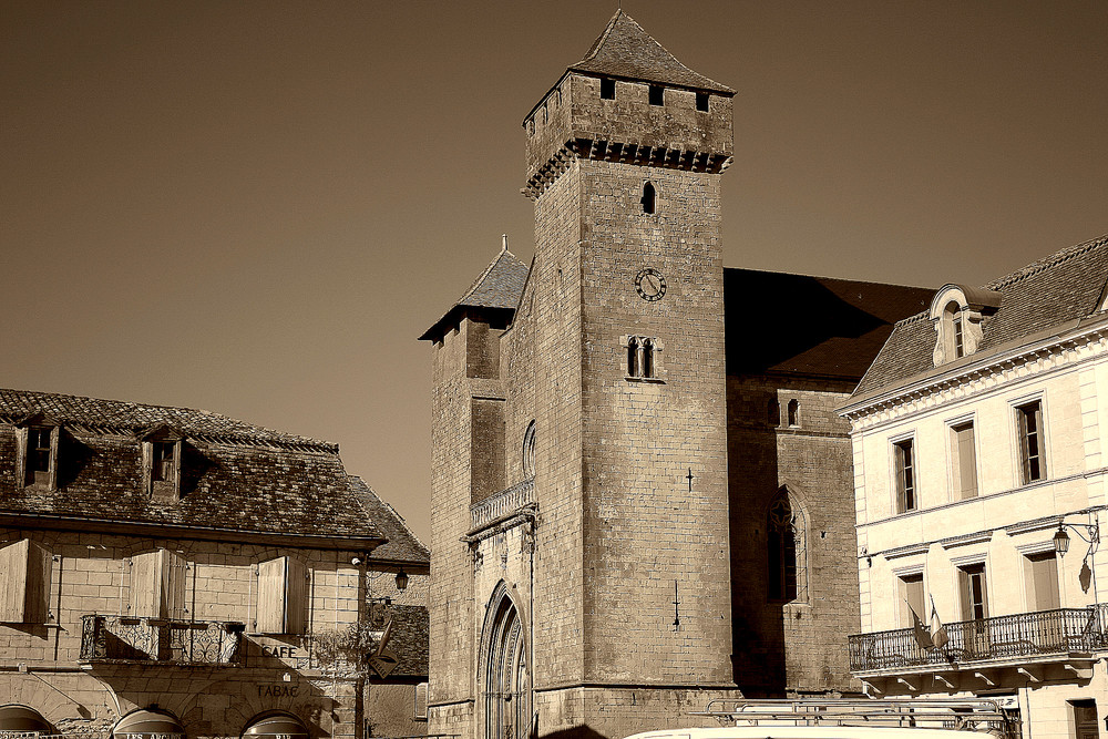 EGLISE FORTIFIEE EN DORDOGNE