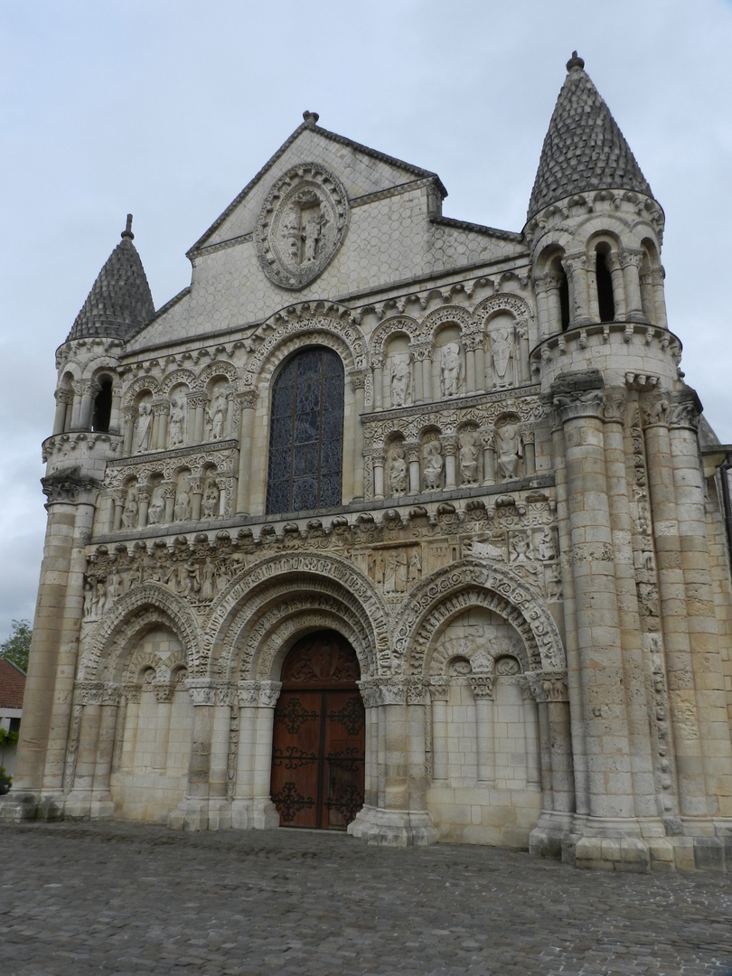 église notre dame à Poitiers...
