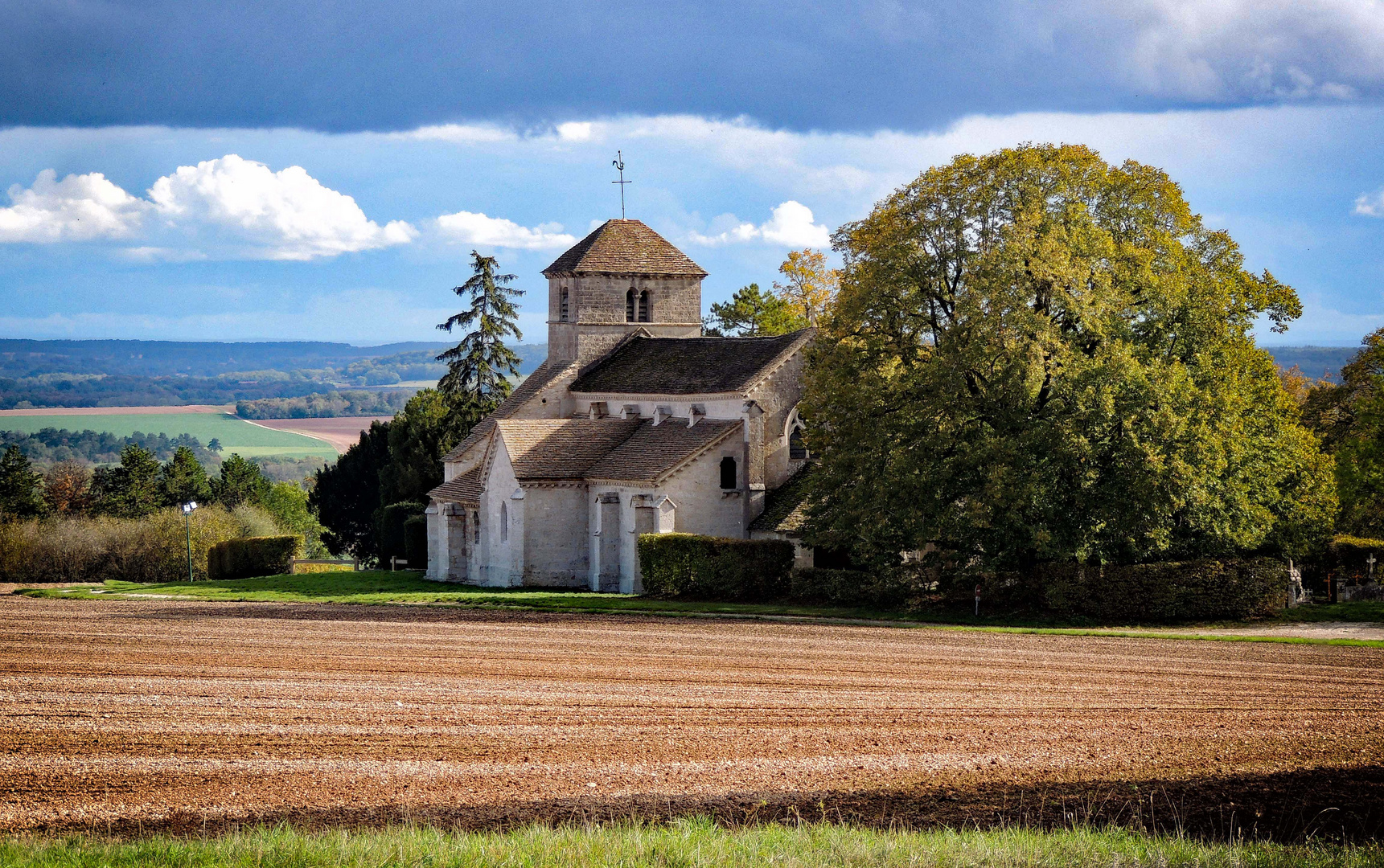 Eglise St Symphorien Vaux sous Aubigny 52 et Tilleul Sully 400 ans 