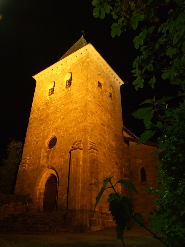 Eglise village de Teyssieu de nuit (Lot)