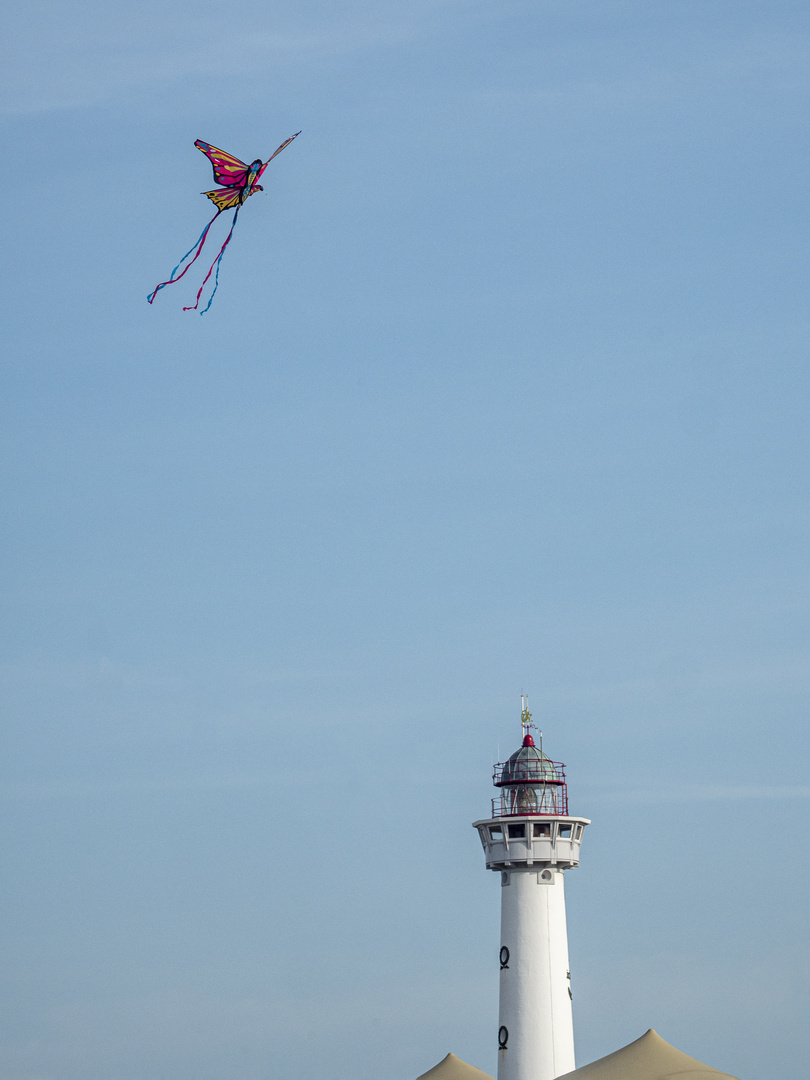 Egmond aan Zee. Leuchtturm mit Drachen.