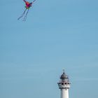 Egmond aan Zee. Leuchtturm mit Drachen.