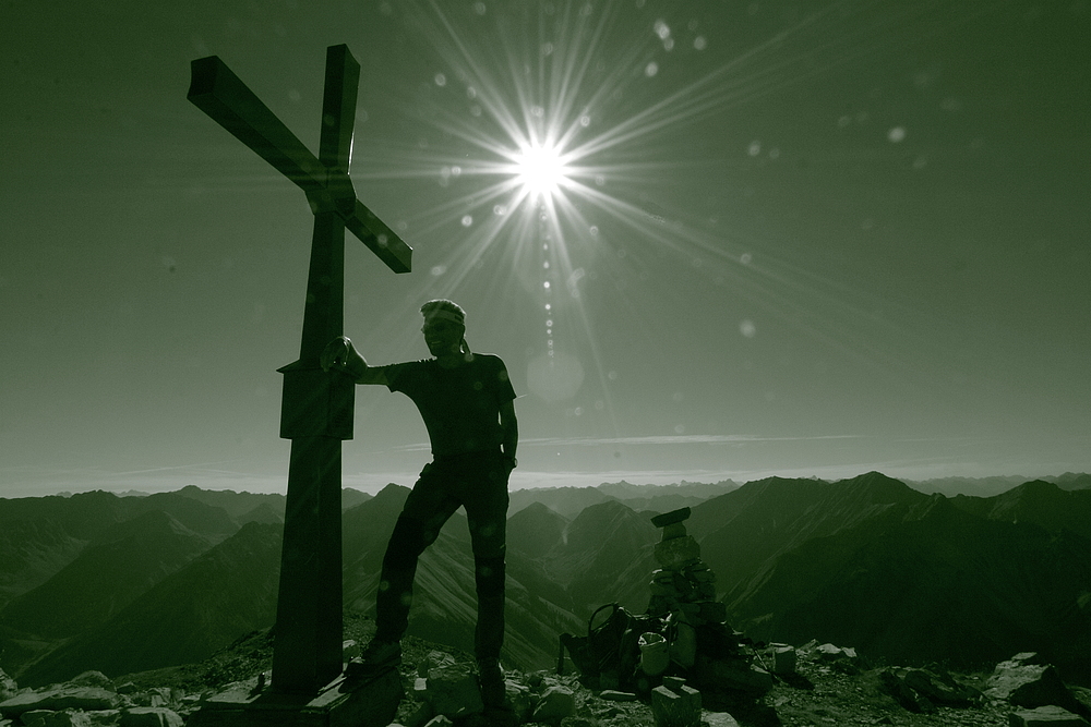EGON am Gipfelkreuz der Knittelkarspitze