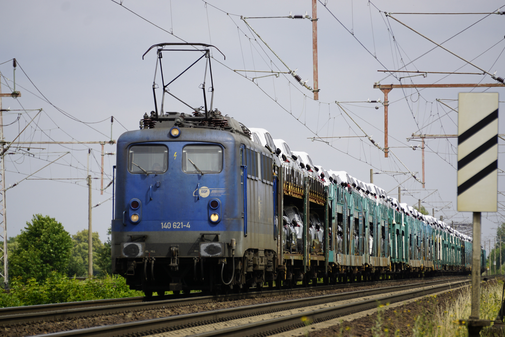 EGP mit der 140 621-4 und einem Autozug