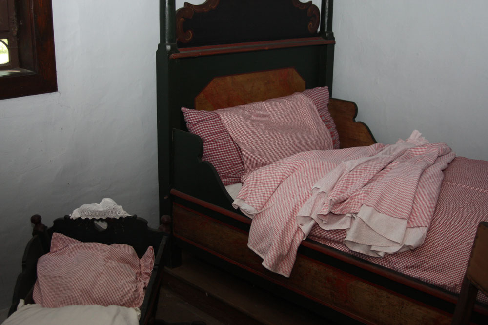 Ehe- und Kinderbett aus alten Zeiten