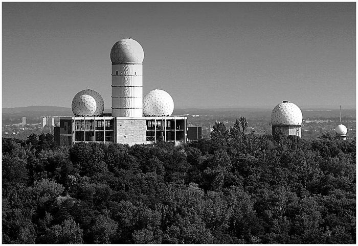 ehemaliger Horchposten der Amerikaner in Berlin - Teufelsberg - s/w