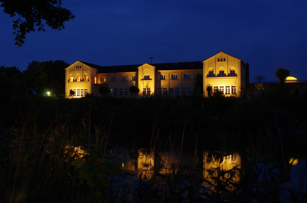 Ehemaliges Bahnhofsgebäude bei Nacht