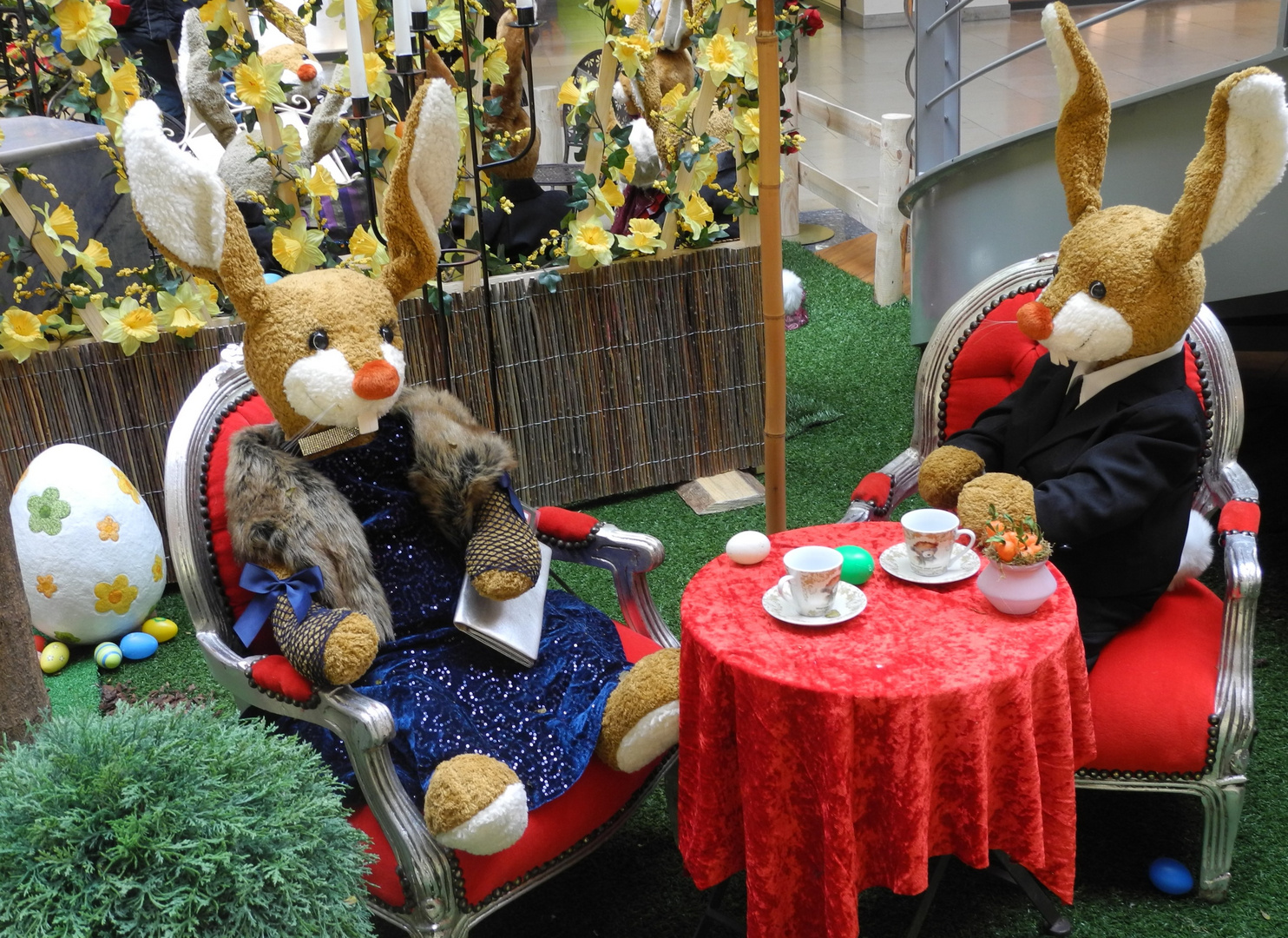 Ehepaar Hase feiert zünftig das Osterfest