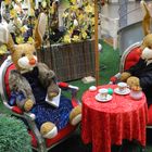 Ehepaar Hase feiert zünftig das Osterfest