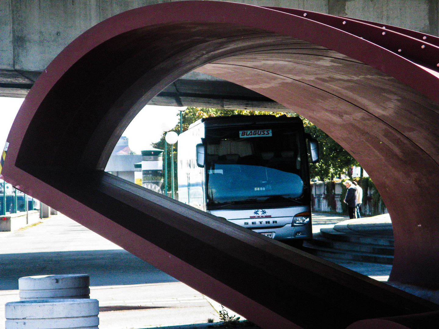 Eher geht ein Kamel durch ein Nadelöhr, als dieser Autobus durch dieses Hauptkanlrohr ... 