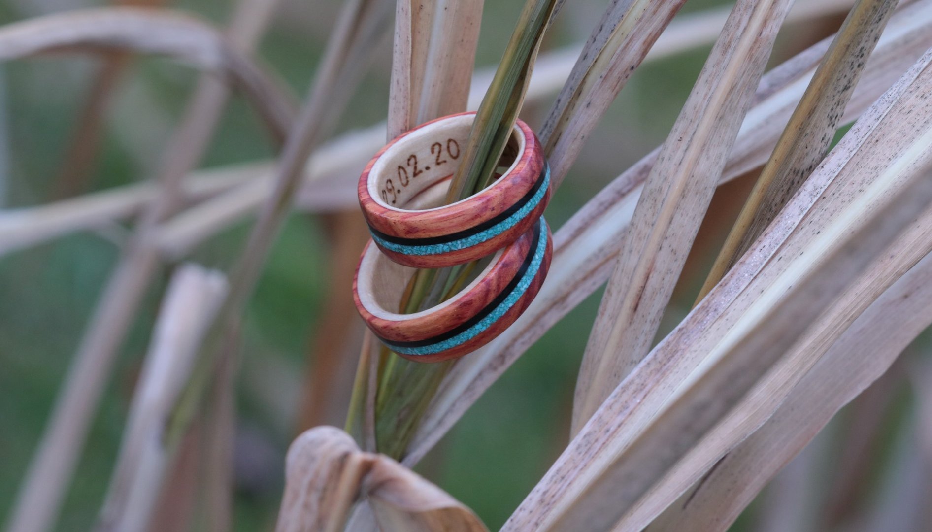 Eheringe aus Rosenholz mit Inlay aus Türkis und Opal