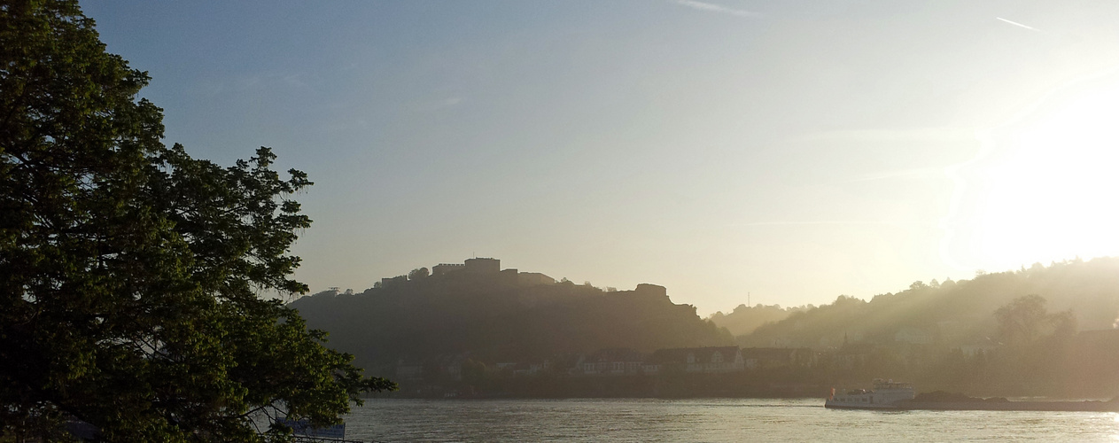 Ehrenberitstein am Rhein im Morgenlicht