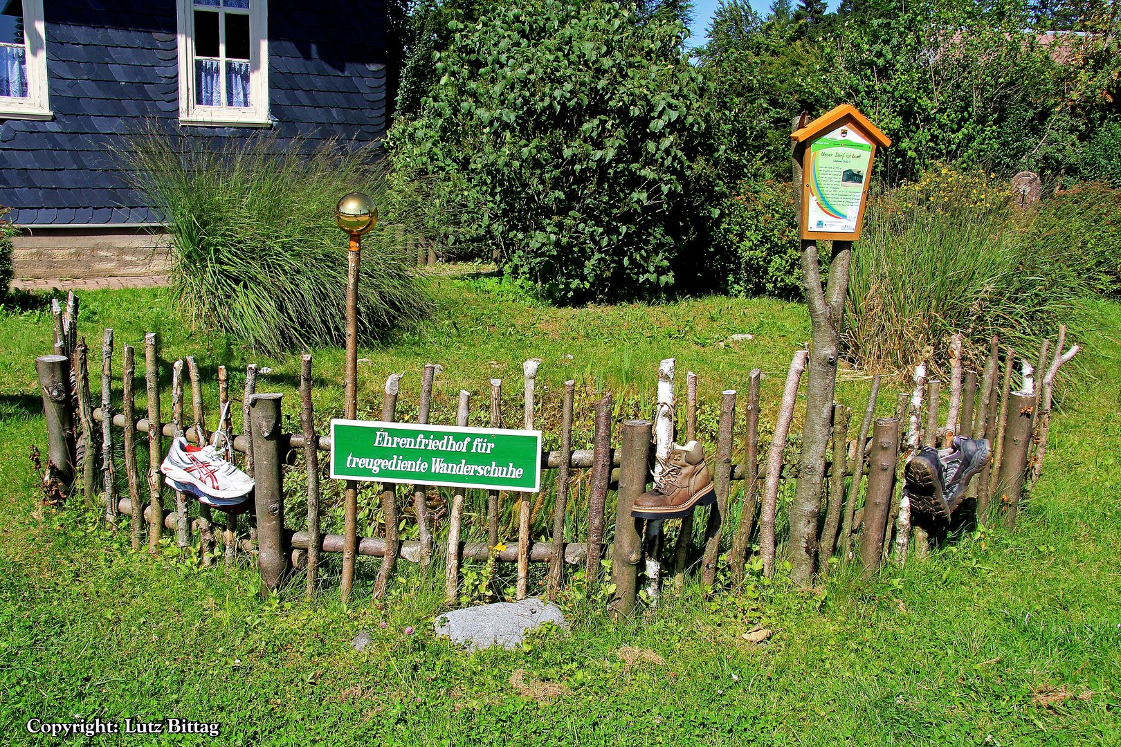 Ehrenfriedhof für treugediente Wanderschuhe