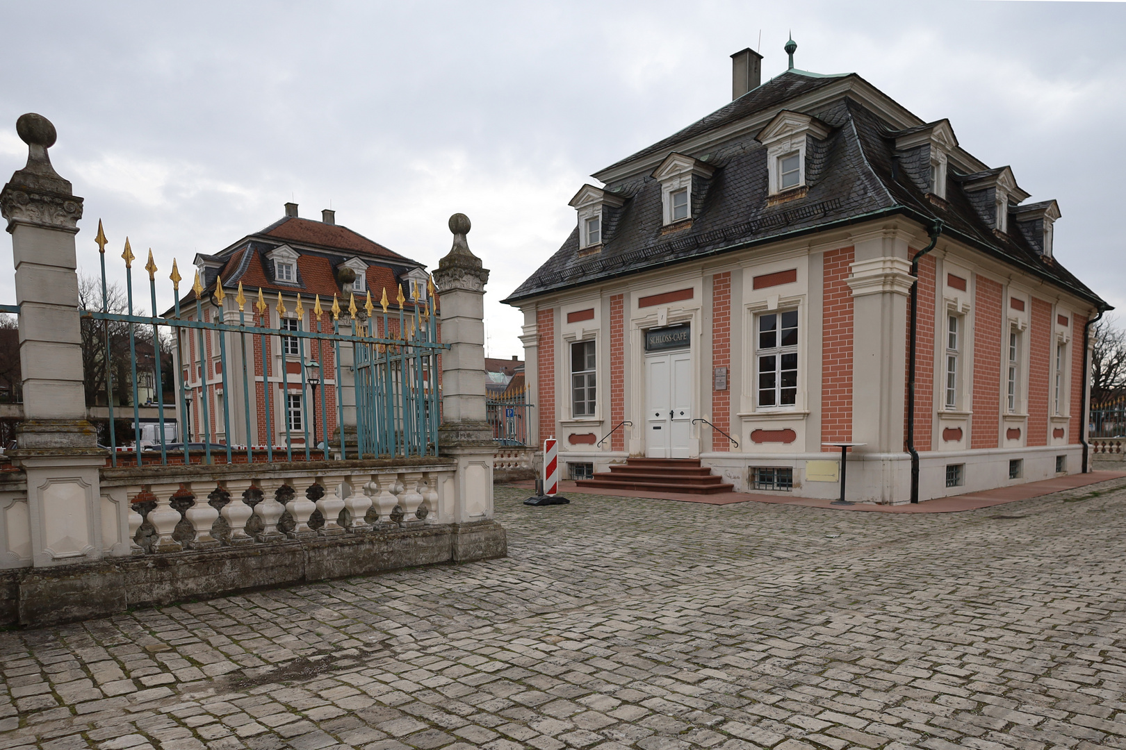 Ehrenhofnebengebäude - Schloss-Kaffee