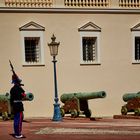 Ehrenwache vor den Kanonen vom Fürstenpalast