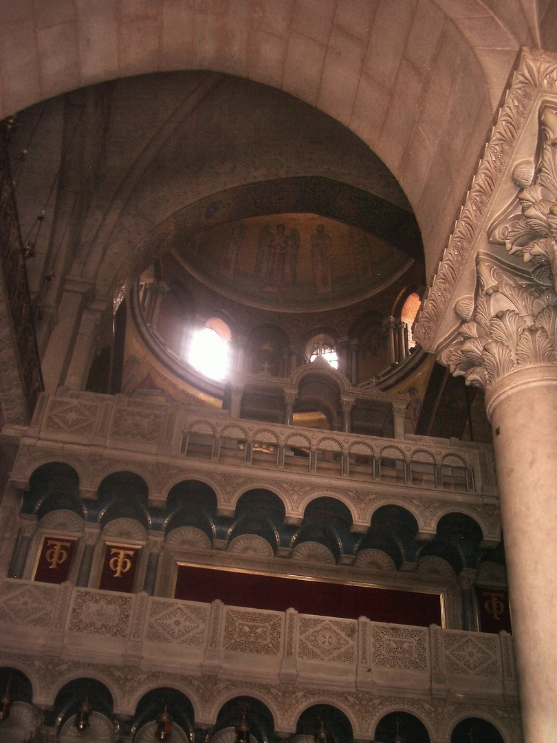 Ehrfurcht gebietende Kirchenmauern - im Inneren der Grabeskirche in Jerusalem