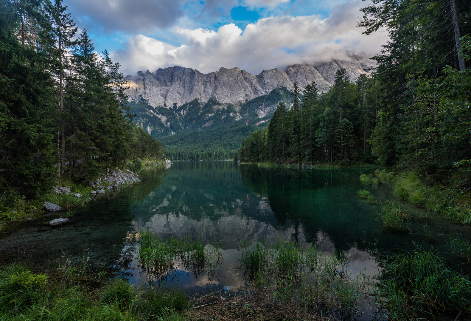 Eibsee mit dem Zugspitzmassiv im Hintergrund 