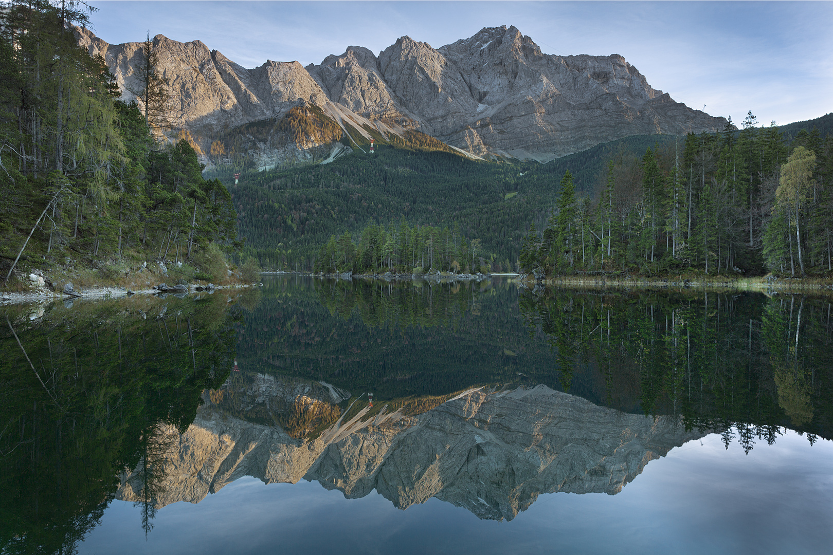 Eibsee mit Spiegelung der Zugspitze