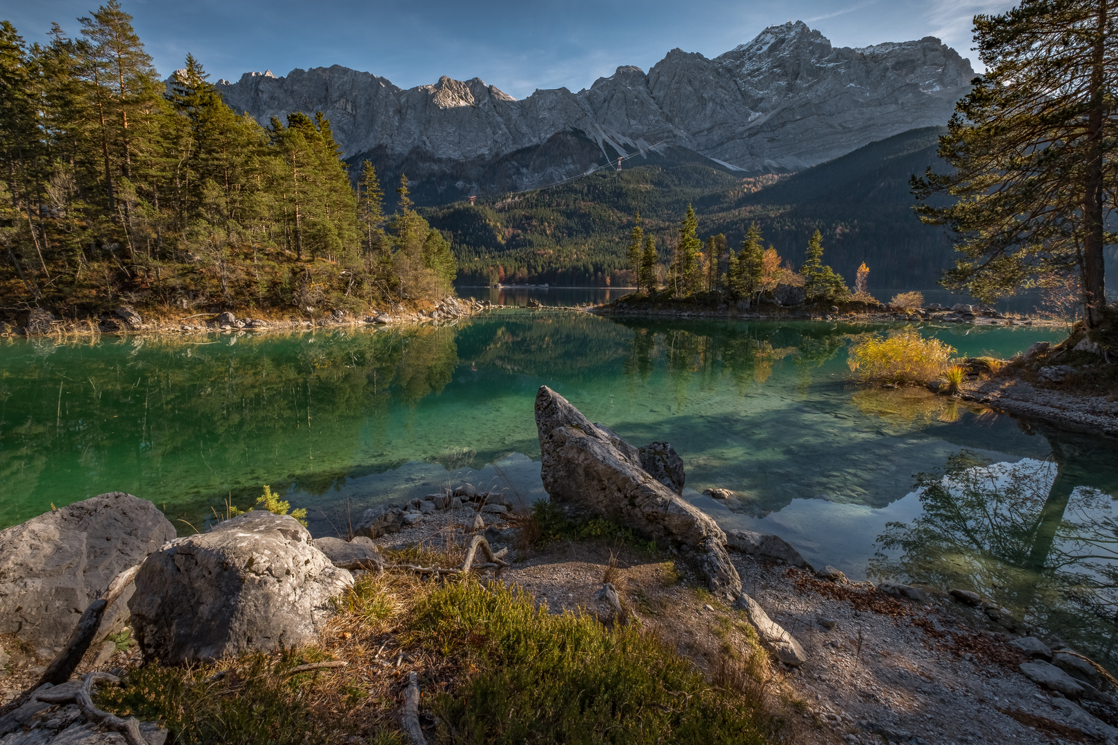 Eibsee mit Zugspitze  im Herbst