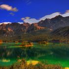 EIBSEE MIT ZUGSPITZMASSIV IM HINTERGRUND IM HERBST