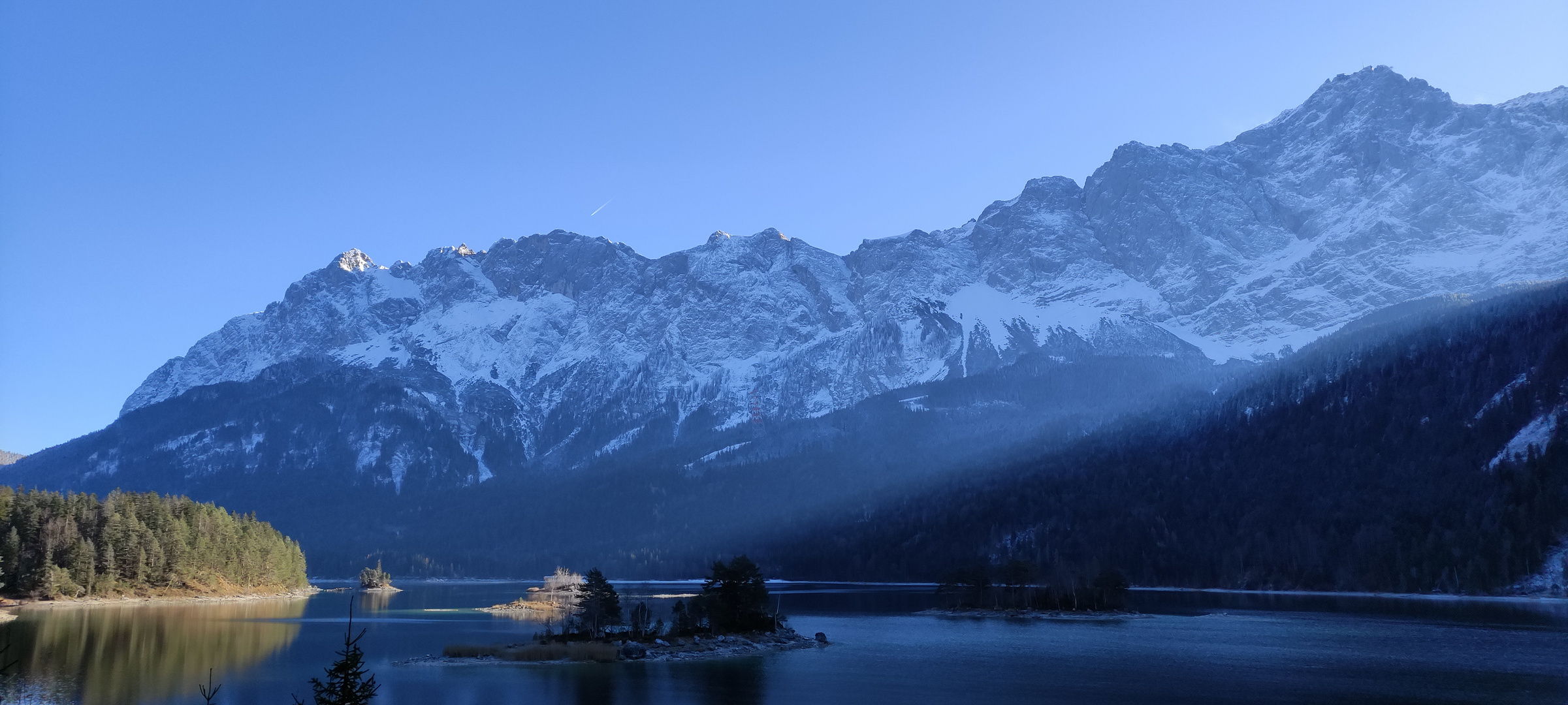 Eibsee vor dem Zugspitzmassiv