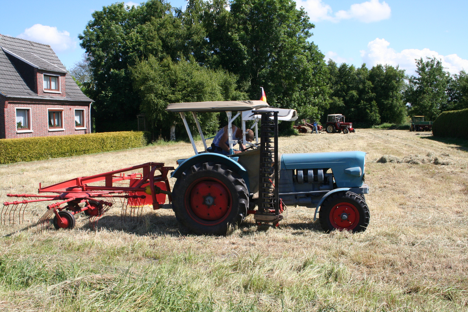 Eicher Traktor mit Deutschlandfahne!