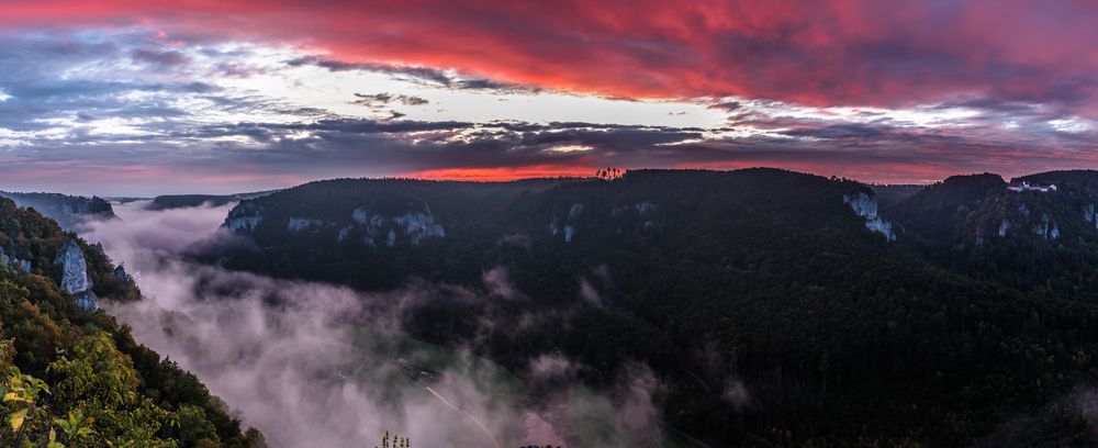 Eichfelsen in Flammen