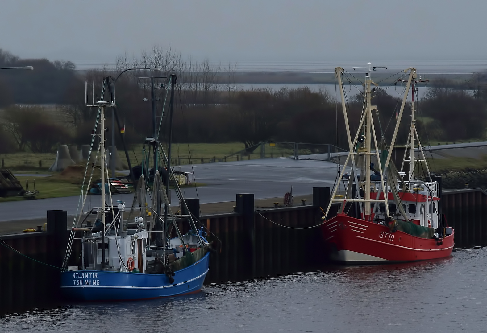 Eidersperrwerk - Krabbenkutter in der Schleuse