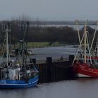 Eidersperrwerk - Krabbenkutter in der Schleuse