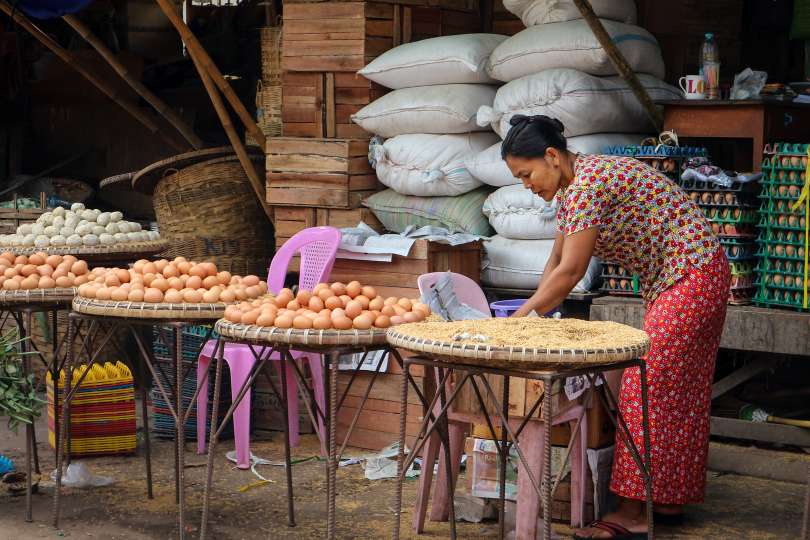 Eierverkäuferin auf dem Markt in Mandalay