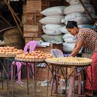 Eierverkäuferin auf dem Markt in Mandalay