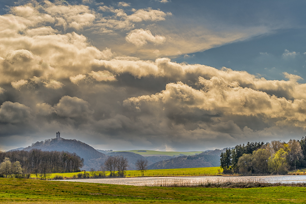 Eifel - Blick auf die Burg Olbrück