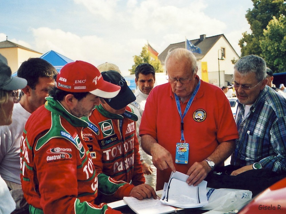 Eifel-Rallye 2007: Waldegaard Besprechung des Gebetbuches