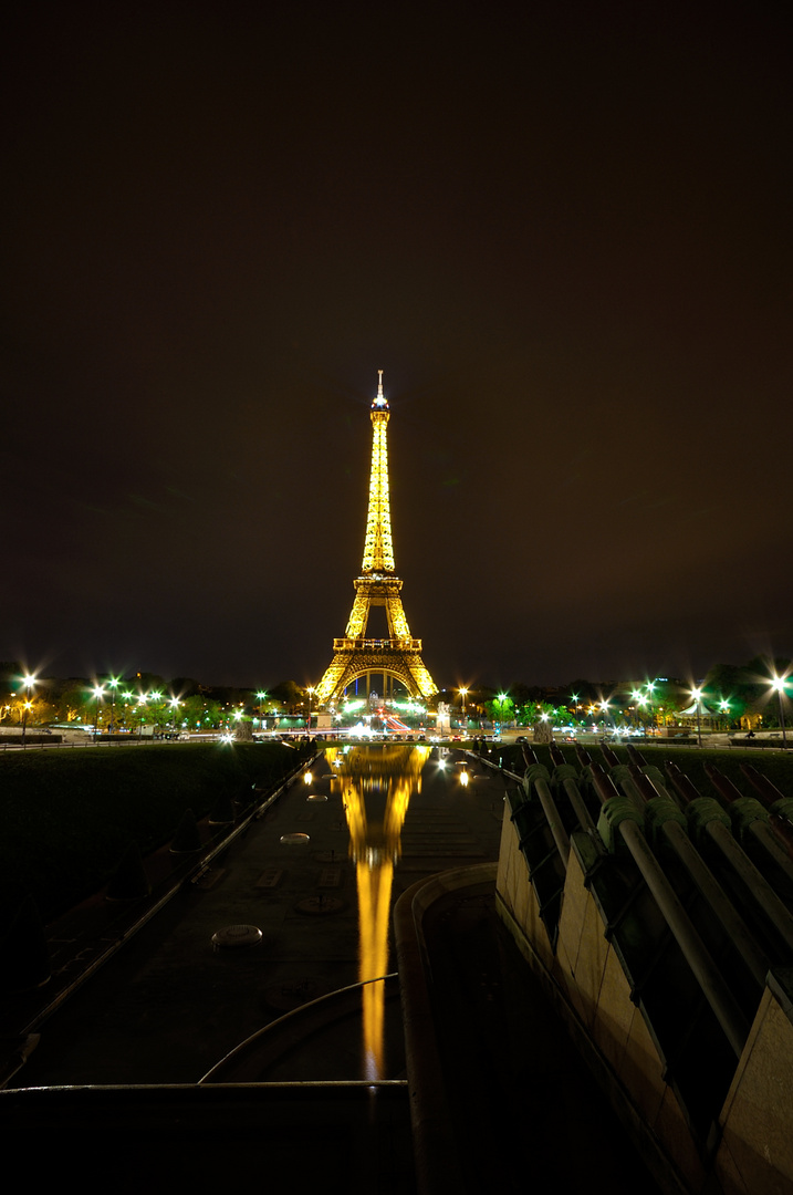 Eifel Turm by Night