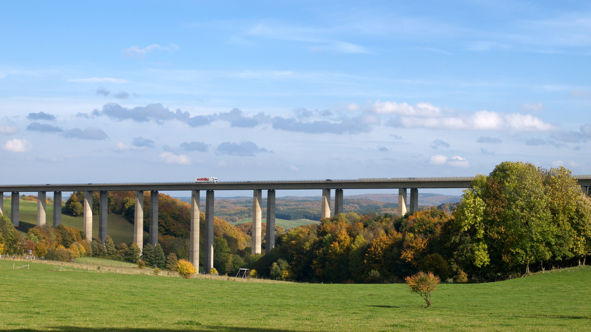 Eifelautobahn im Herbst