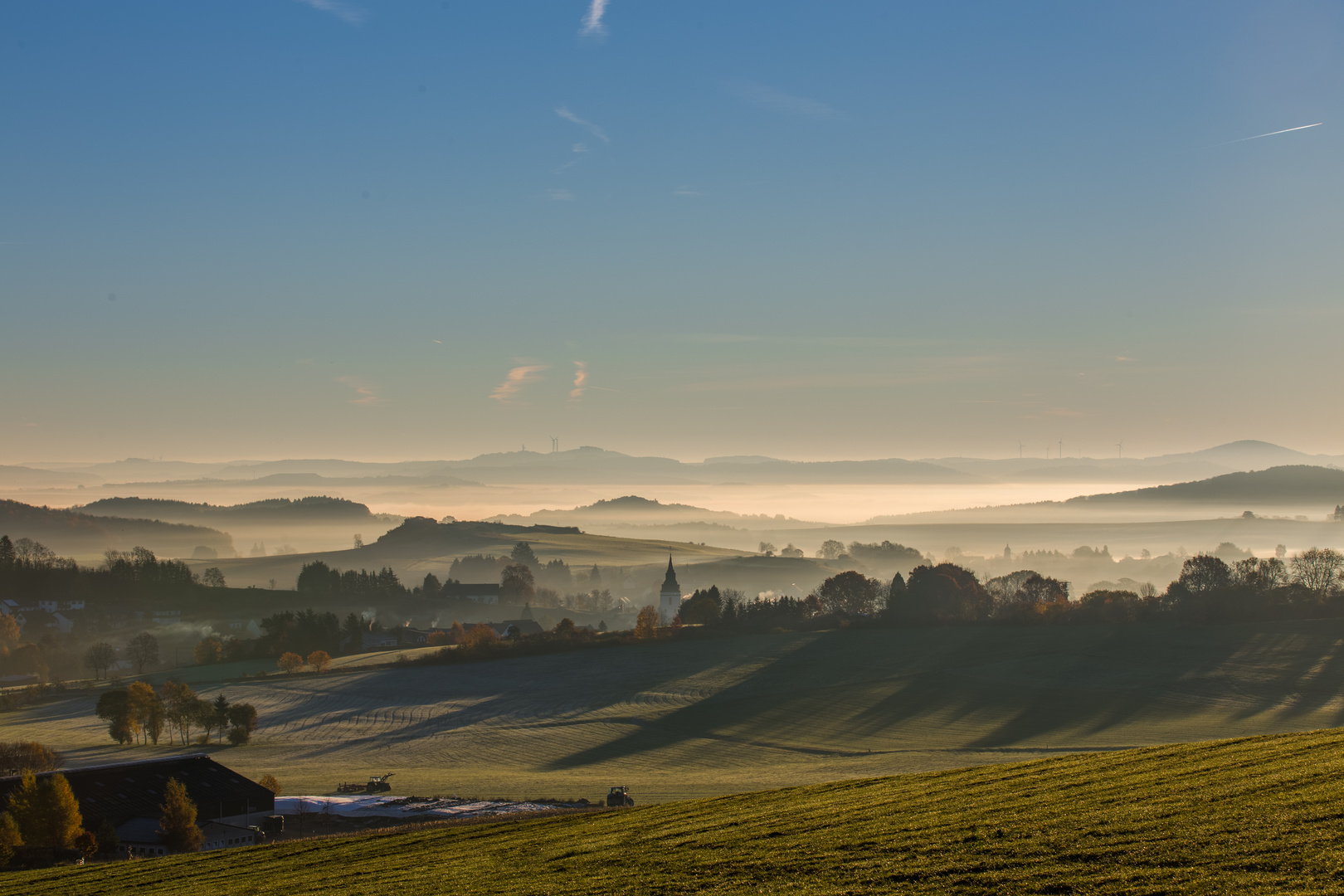 Eifeldorf im Morgennebel