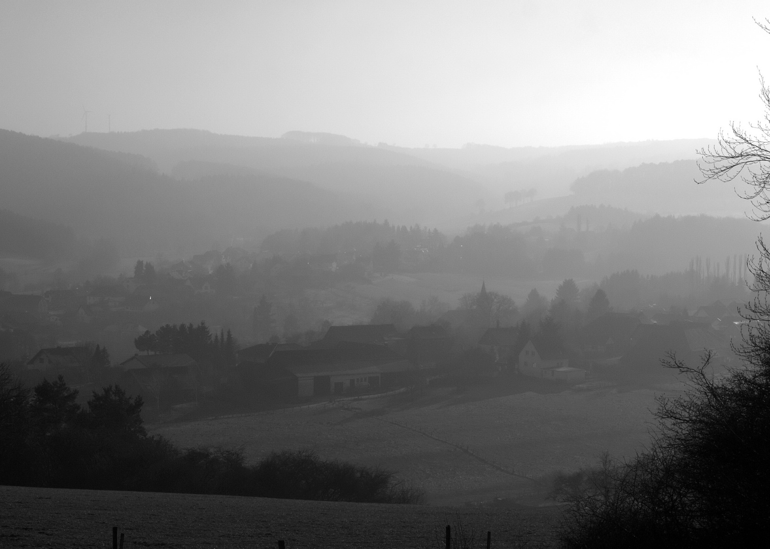 Eifeldorf im Nebel