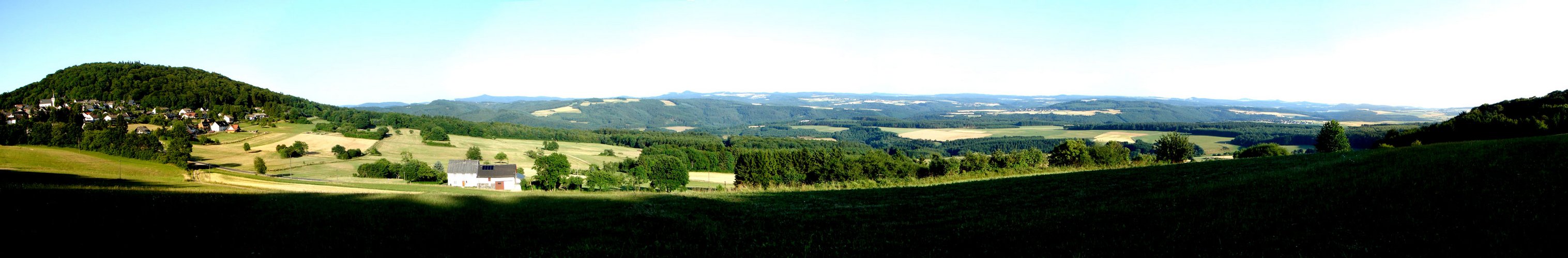Eifelpanorama von der Ortschaft Aremberg aus gesehen