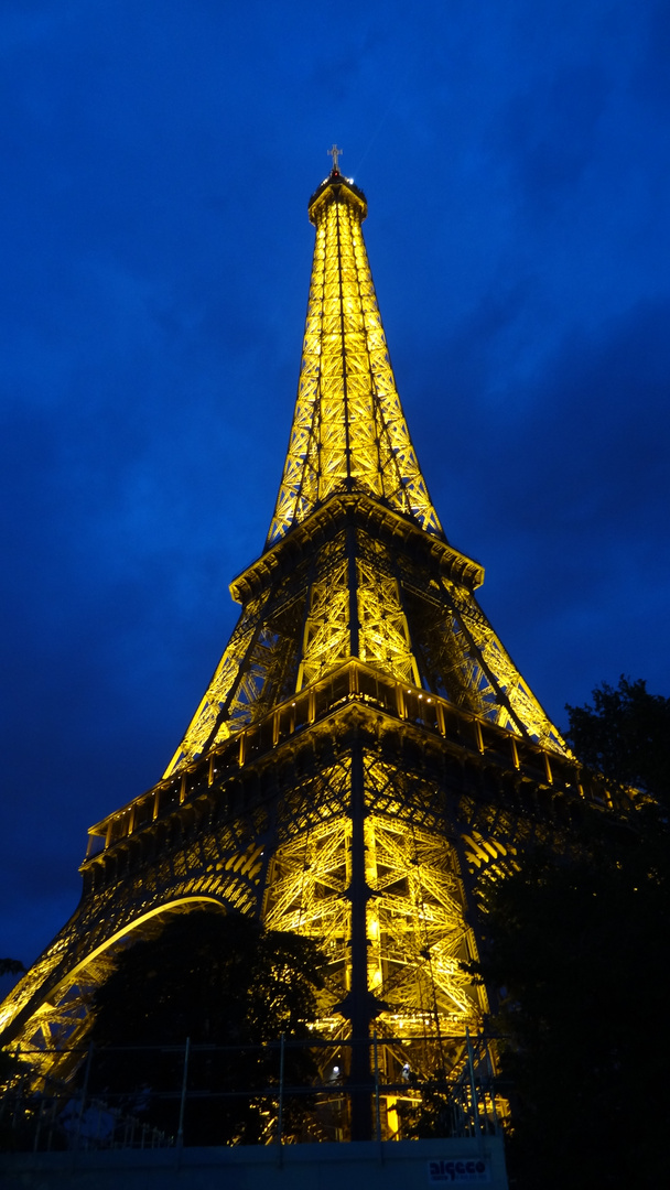 Eifelturm in der blauen Stunde