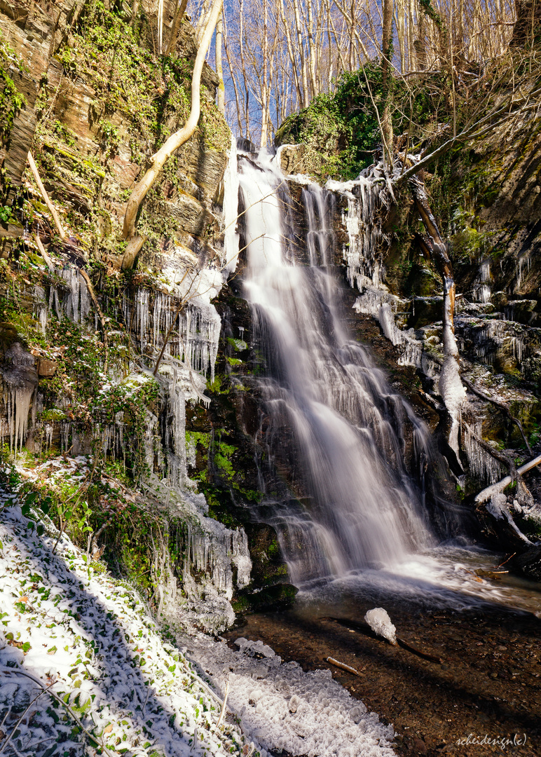 Eifelwasserfall im Winter