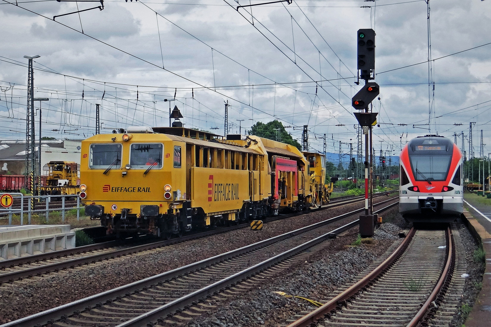 EIFFAGE RAIL durchfährt den Bahnhof Neuwied 